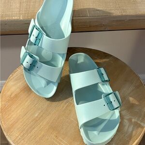 Birkenstock NWOT
Arizona Stealth Buckle - Surf Green, 37